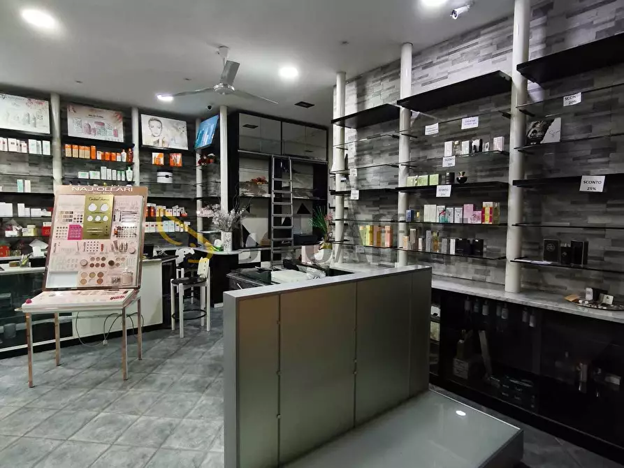 Immagine 3 di Locale commerciale in affitto  in Via Pietro Francesco Guala 112/A a Torino