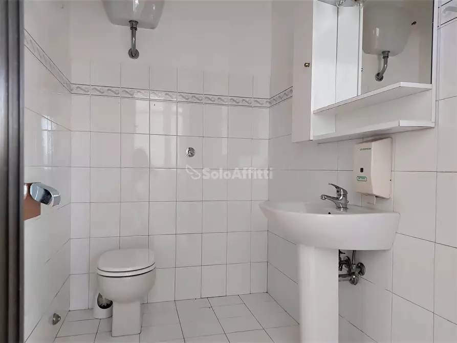 Immagine 12 di Ufficio in affitto  in Via Ivo Oliveti a Fiumicino