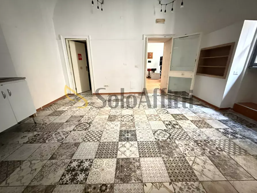 Immagine 10 di Locale commerciale in affitto  in Via San Carlo 126 a Caserta