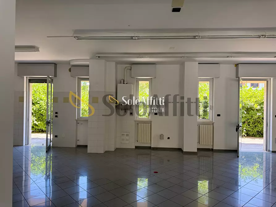 Immagine 12 di Locale commerciale in affitto  in Via Parigi 44, 46 a Potenza