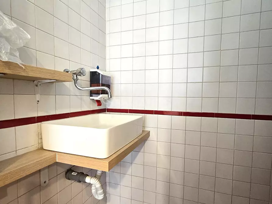 Immagine 7 di Locale commerciale in affitto  a Roma