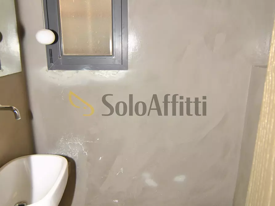 Immagine 11 di Locale commerciale in affitto  in Piazza Attias 2 a Livorno