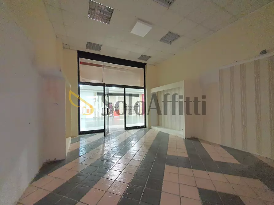 Immagine 9 di Locale commerciale in affitto  in Viale Magna Grecia 188 a Catanzaro