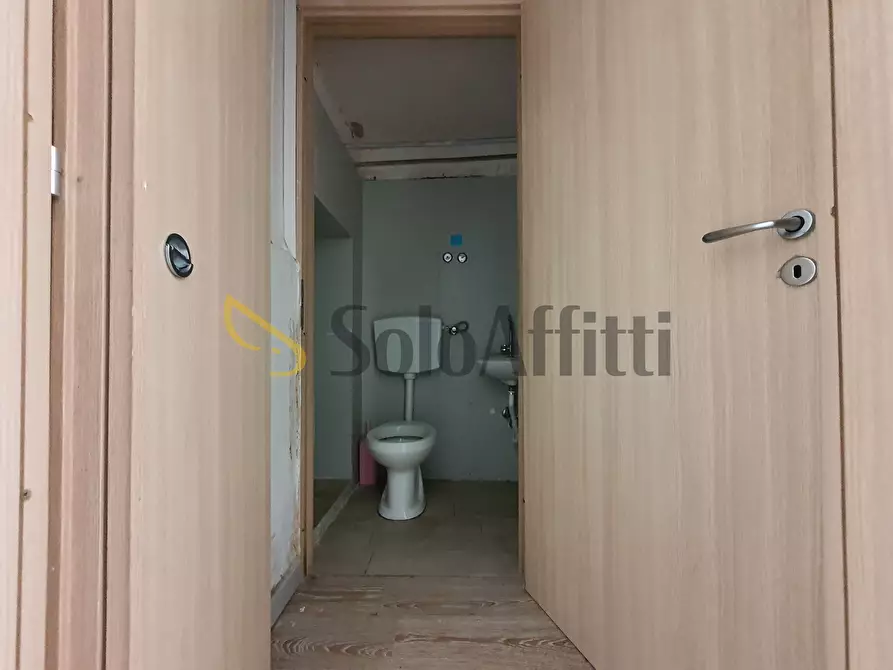 Immagine 5 di Locale commerciale in affitto  in Via Tommaso Gullì 9 a Catanzaro