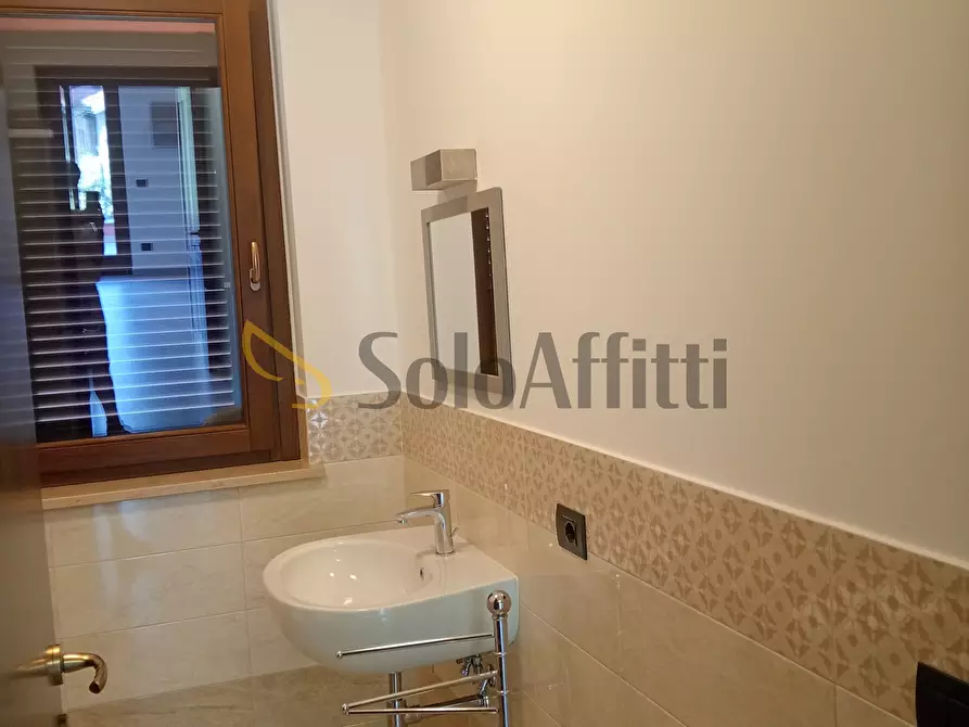 Immagine 13 di Trilocale in affitto  a Falconara Marittima