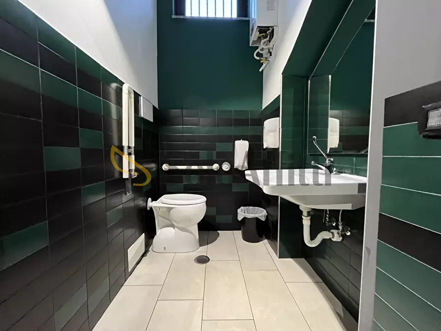 Immagine 9 di Locale commerciale in affitto  a Catanzaro