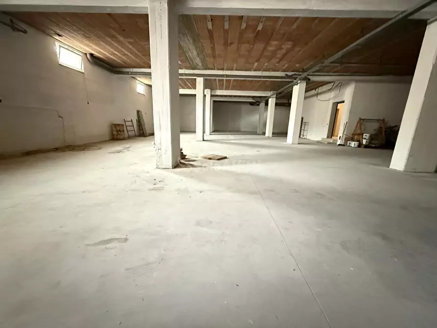 Immagine 6 di Magazzino in affitto  in Via Forche Caudine 165 a Maddaloni