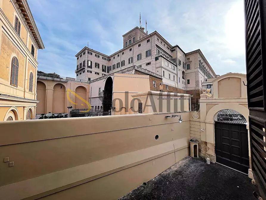 Immagine 5 di Quadrilocale in affitto  in via della Panetteria 45 a Roma