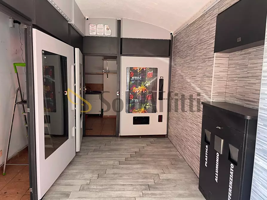 Immagine 1 di Locale commerciale in affitto  in Via Giulia di Barolo a Torino