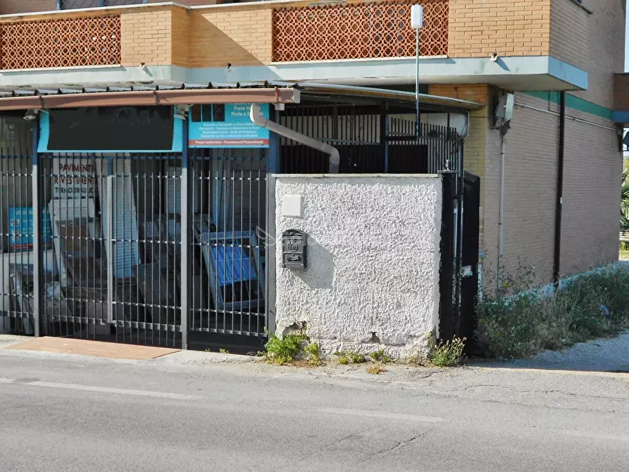 Immagine 6 di Locale commerciale in affitto  in Via della Scafa a Fiumicino