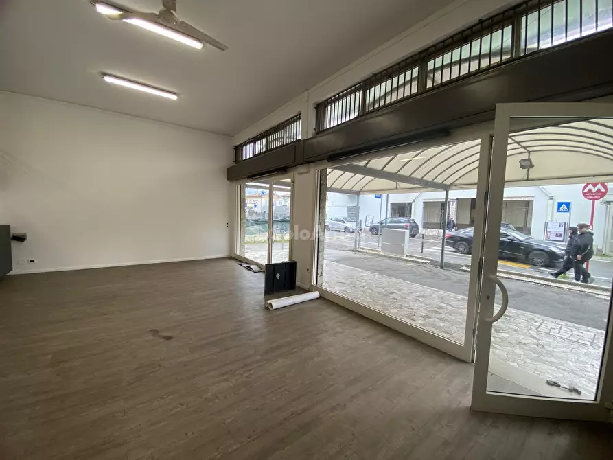 Immagine 6 di Locale commerciale in affitto  in Via dei Martiri 33A a Rimini