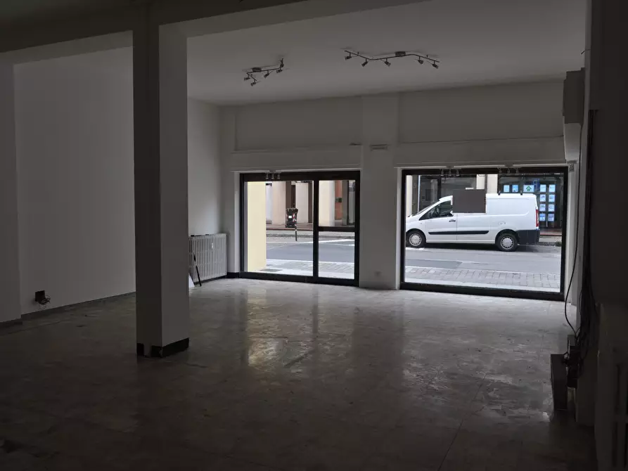 Immagine 9 di Locale commerciale in vendita  in via spezia 49 a Collecchio