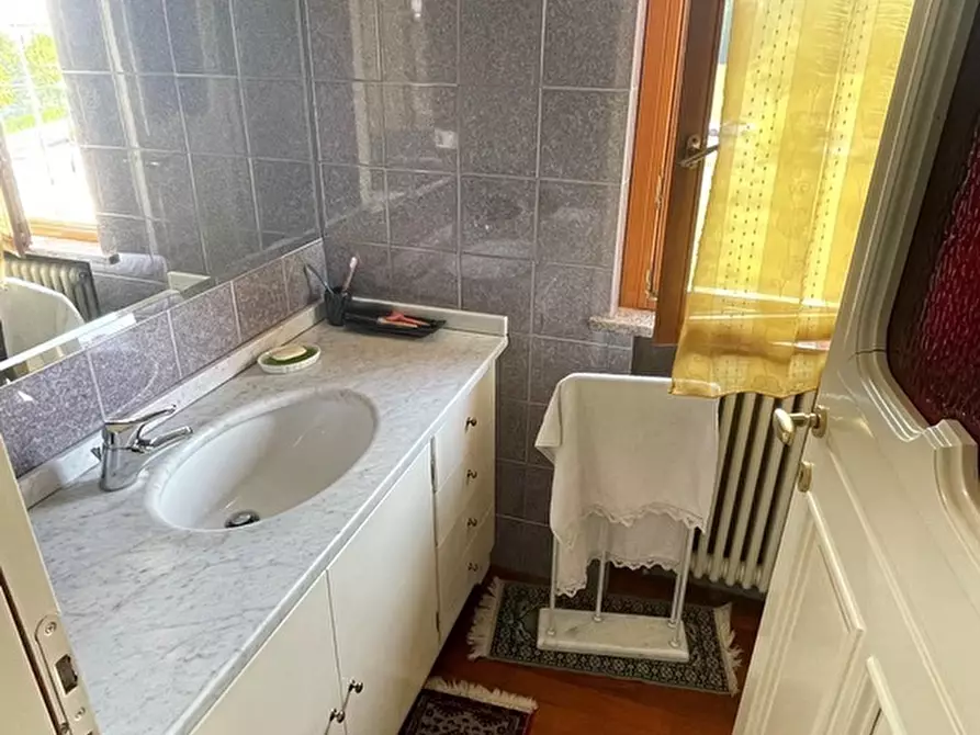 Immagine 19 di Quadrilocale in vendita  in Strada Comunale Farnese 48 a Parma