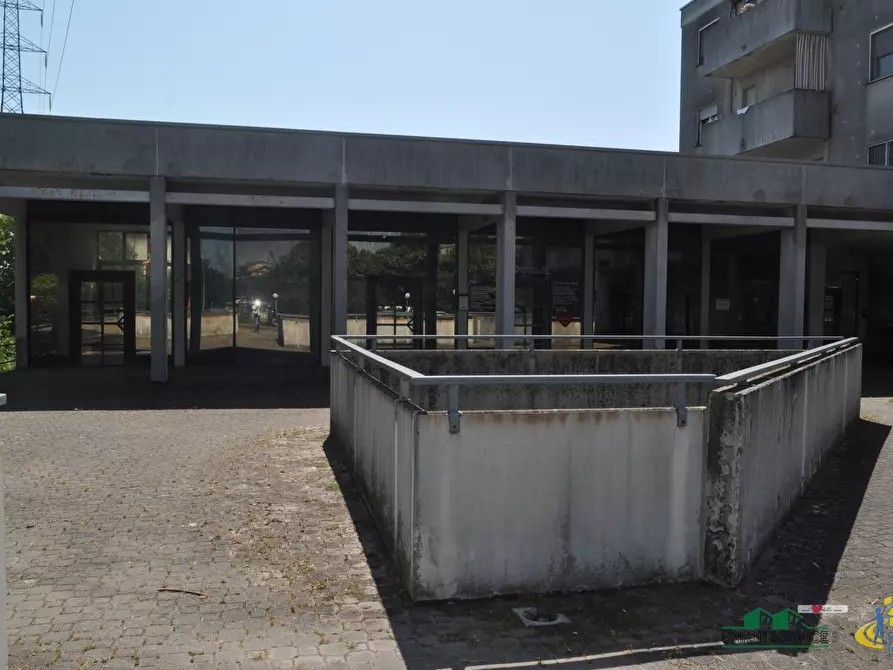 Immagine 2 di Locale commerciale in vendita  in Piazza Caduti di Superga a Parma