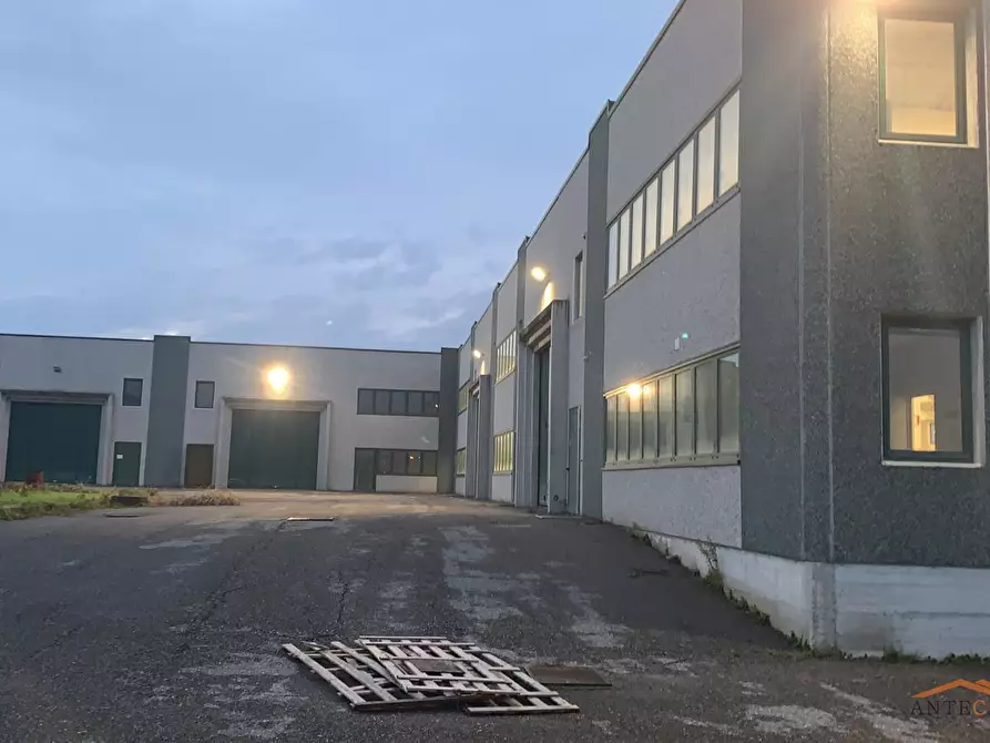 Immagine 5 di Attività artigianale in vendita  a Parma