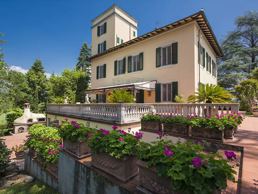 Immagine 1 di Villa in vendita  in Via dei Borelli 1031 a Lucca