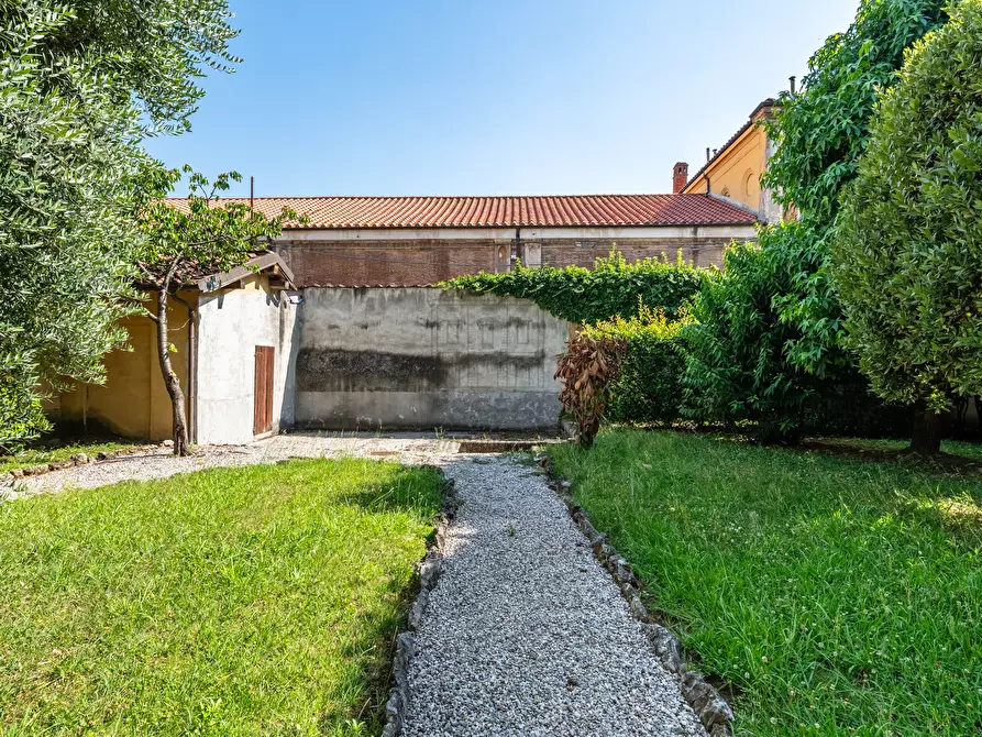 Immagine 33 di Appartamento in vendita  in Piazzale Boccherini 31 a Lucca