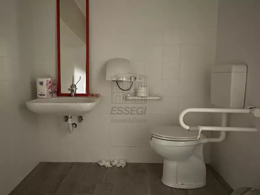 Immagine 3 di Locale commerciale in affitto  a Lucca