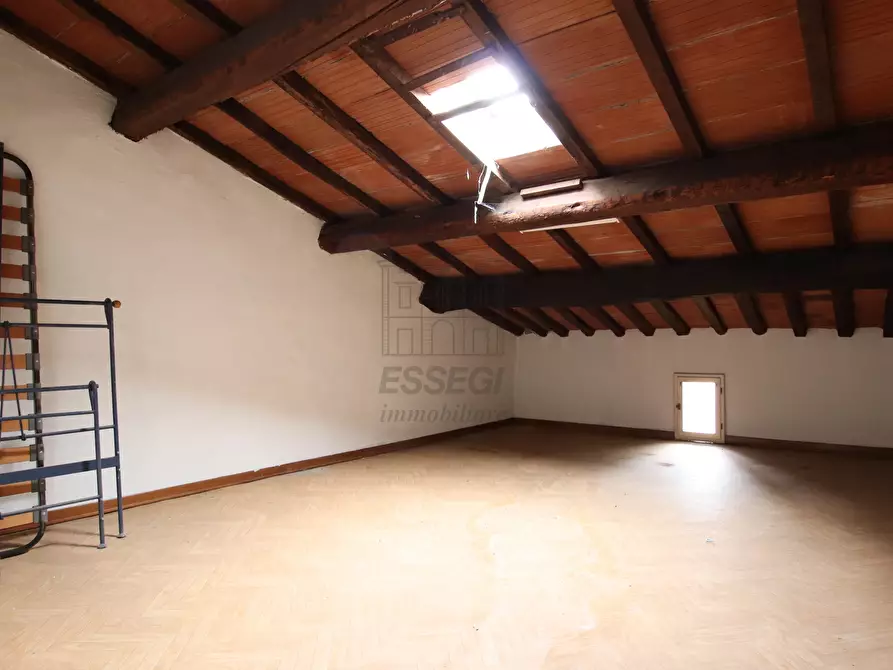 Immagine 11 di Appartamento in vendita  a Lucca