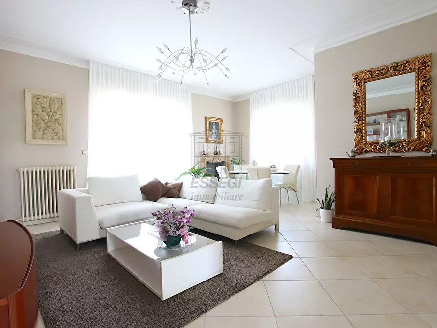 Immagine 2 di Villa in vendita  in Via del Brennero a Lucca