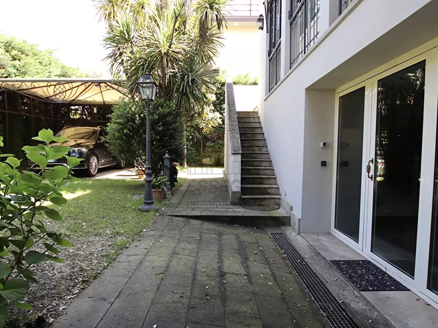 Immagine 37 di Villa in vendita  in Viale Pacini 35 a Lucca