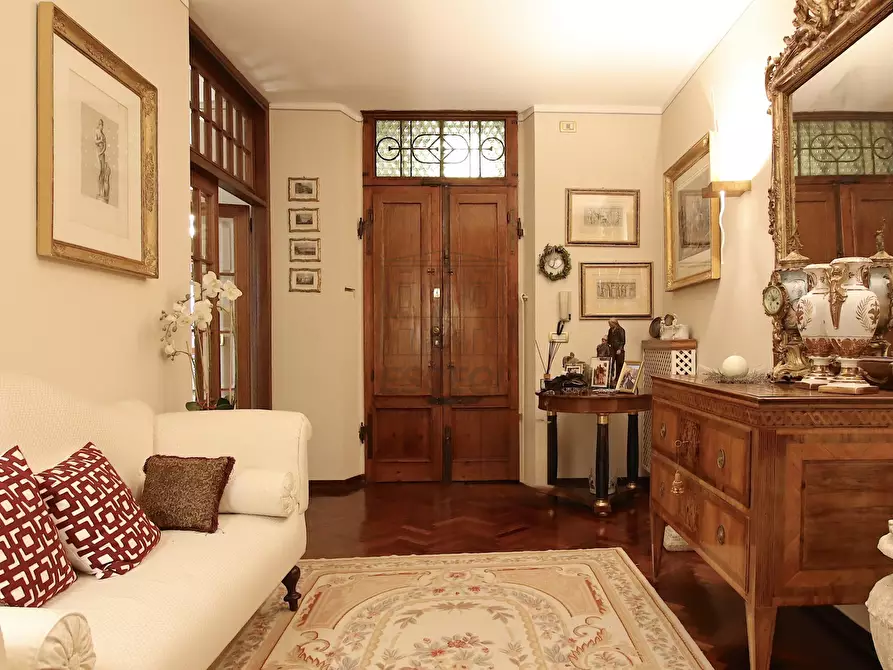 Immagine 19 di Appartamento in vendita  in Piazza San Michele 10 a Lucca