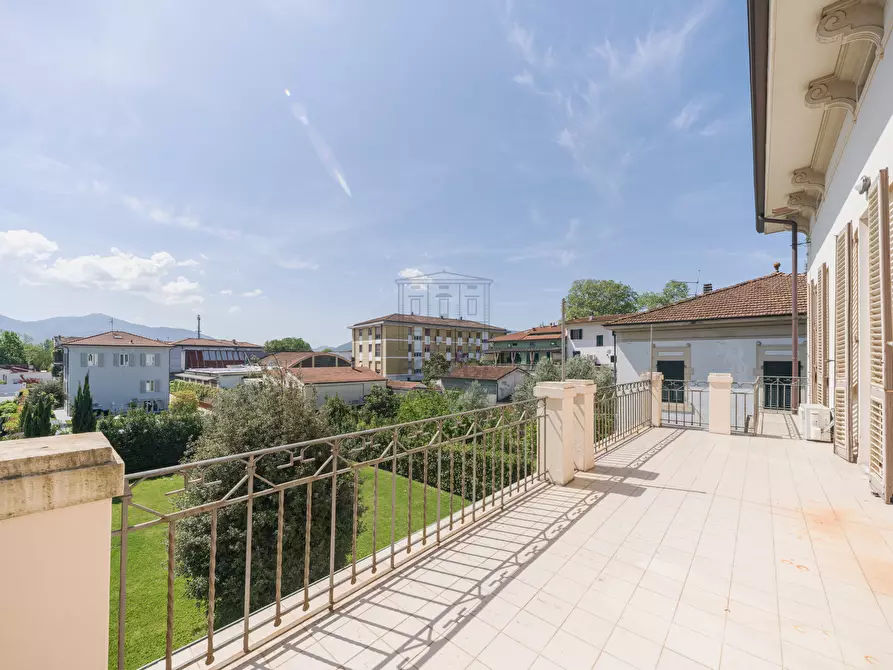 Immagine 38 di Villa in vendita  a Lucca