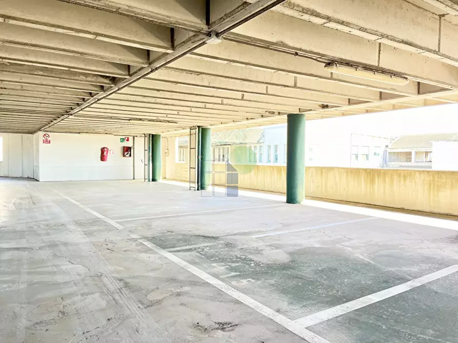 Immagine 5 di Garage in vendita  in Via delle Cateratte a Livorno