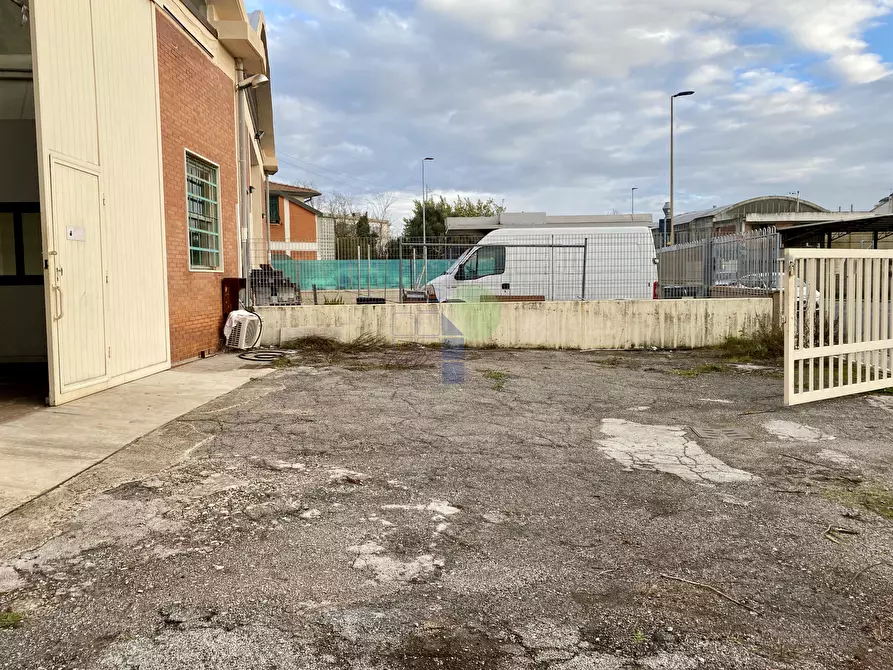 Immagine 9 di Attività artigianale in vendita  in Via Aurelio Nicolodi 45 a Livorno