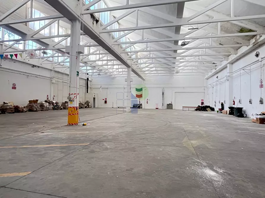 Immagine 4 di Attività artigianale in vendita  in Via Grotta delle Fate 89 a Livorno