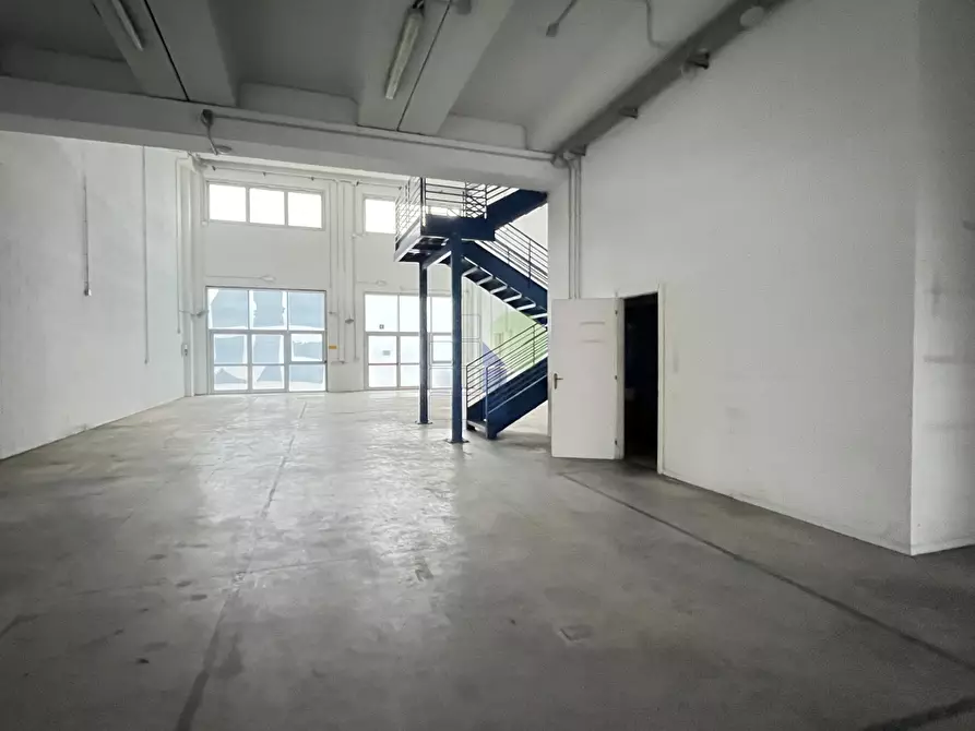 Immagine 1 di Attività artigianale in affitto  in Via Cimarosa 111 a Livorno