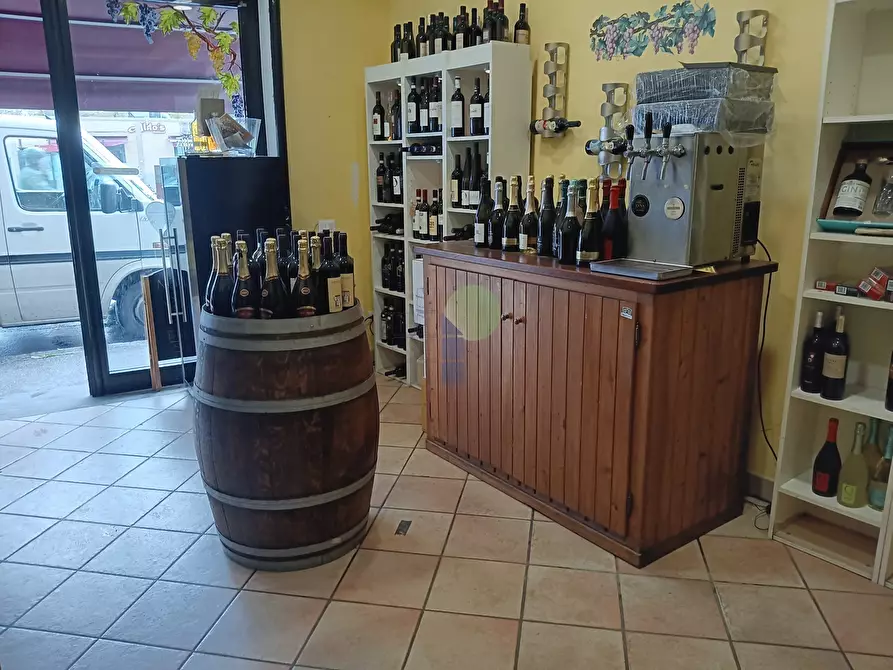 Immagine 2 di Attività commerciale in vendita  in Via Mondolfi a Livorno