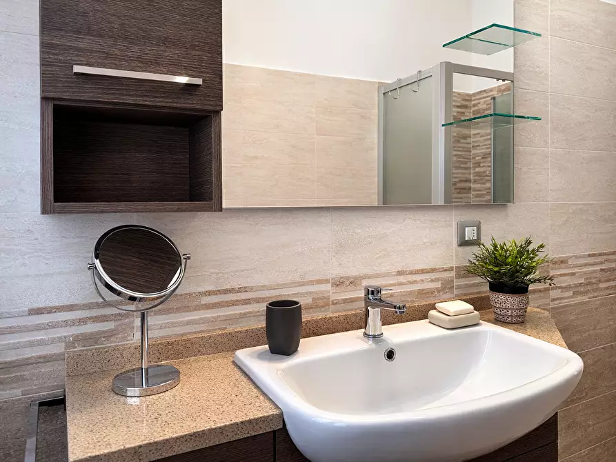 Immagine 19 di Bilocale in affitto  a Arona