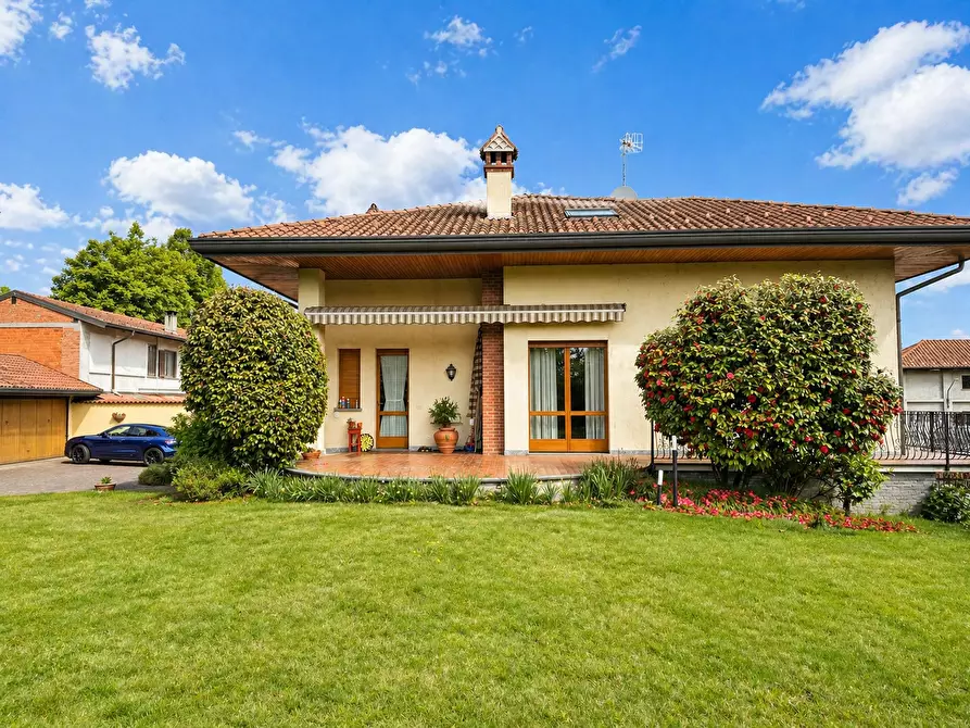 Immagine 1 di Villa in vendita  in Via Varallo Pombia 2 a Castelletto Sopra Ticino