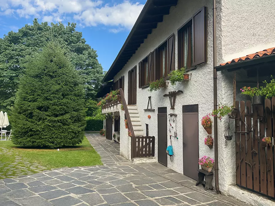 Immagine 5 di Villa in vendita  in Regione Cantarana 1 a Arona