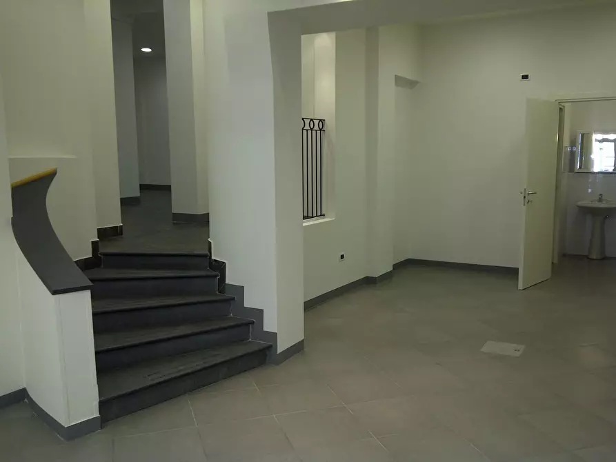 Immagine 5 di Locale commerciale in affitto  in Via Petroni 1/B a Bologna