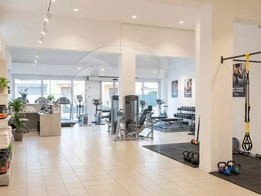 Immagine 14 di Locale commerciale in vendita  in VIA del PAVONE 73 a Ferrara