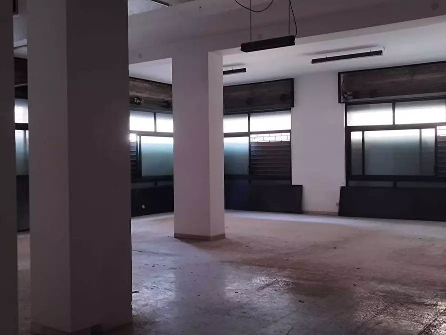 Immagine 11 di Locale commerciale in vendita  a Siracusa