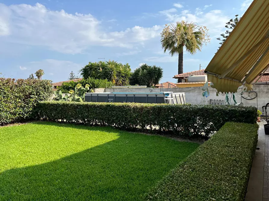 Immagine 1 di Villa in vendita  in Via Lago di Como a Siracusa