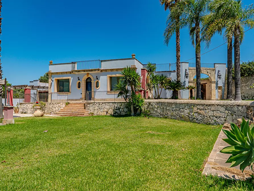 Immagine 2 di Villa in vendita  in Via Agamennone 2 a Siracusa