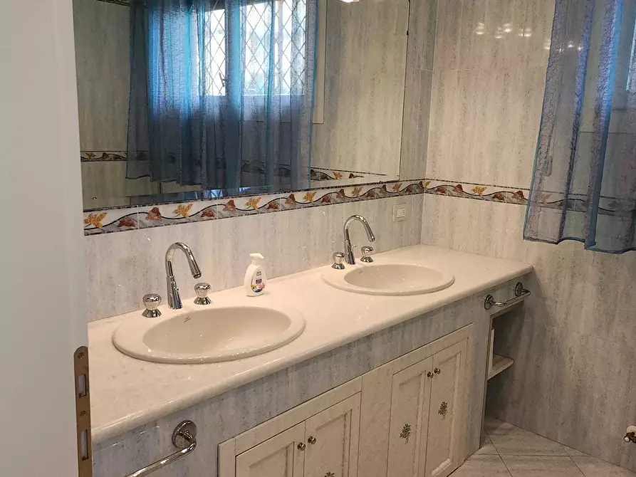 Immagine 30 di Appartamento in vendita  a Viareggio