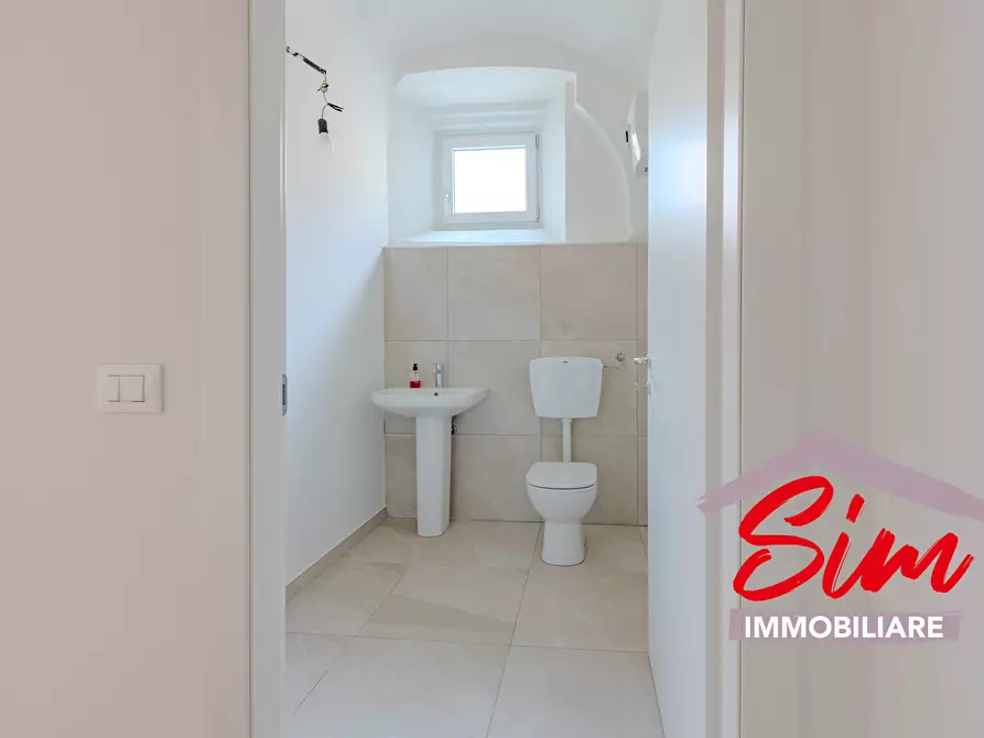 Immagine 12 di Locale commerciale in affitto  in Corso Cavour snc a Trino Vercellese