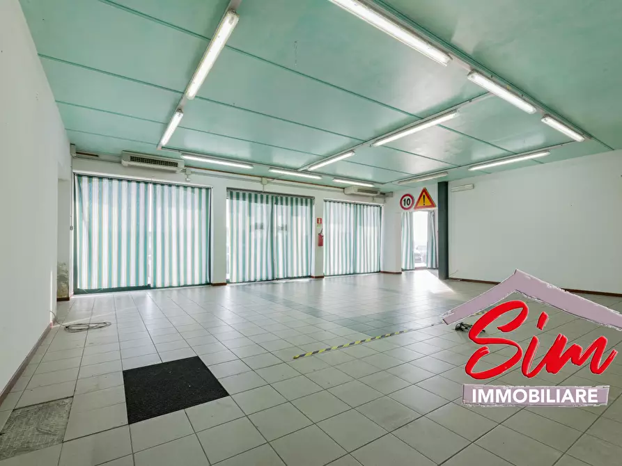 Immagine 10 di Locale commerciale in vendita  in Via Vecchia Circonvallazione sn a Oleggio