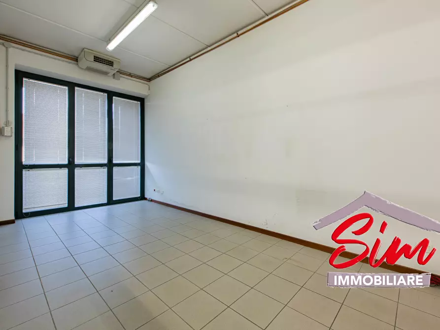 Immagine 15 di Locale commerciale in vendita  in Via Vecchia Circonvallazione sn a Oleggio