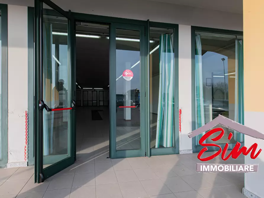 Immagine 3 di Locale commerciale in vendita  in Via Vecchia Circonvallazione sn a Oleggio