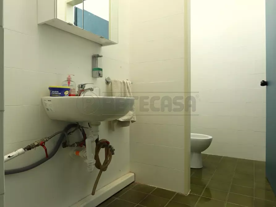 Immagine 28 di Locale commerciale in affitto  in Via Giovanni Battista Quadri 72 a Vicenza