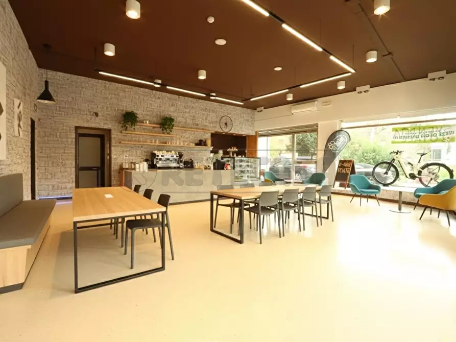 Immagine 19 di Locale commerciale in vendita  in viale della pace 169 a Vicenza