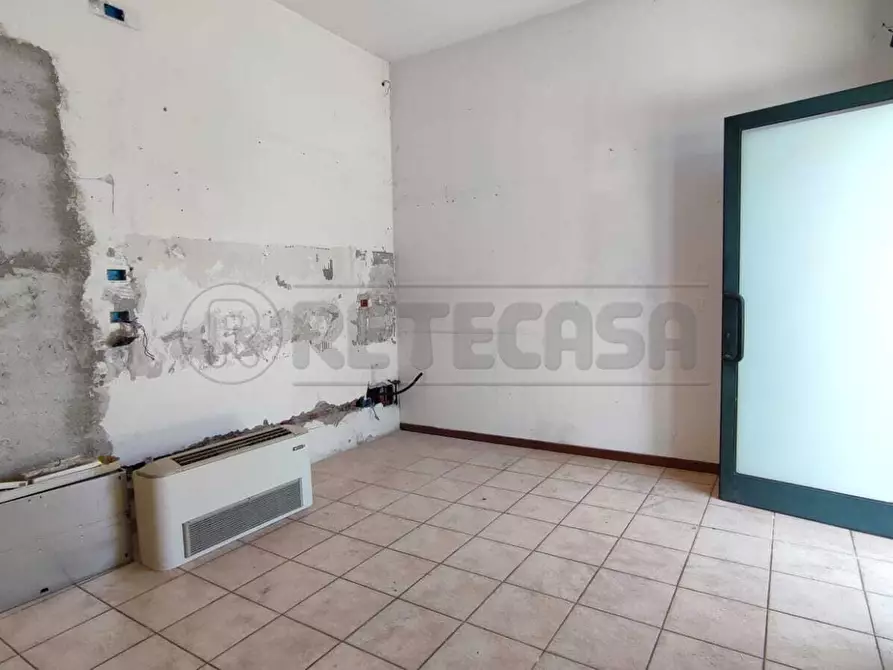 Immagine 15 di Locale commerciale in affitto  in Via Divisione Julia a Sarego