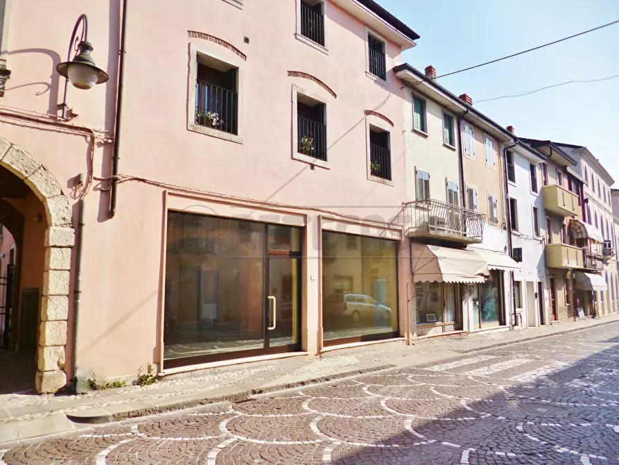 Immagine 1 di Locale commerciale in affitto  a Montebello Vicentino