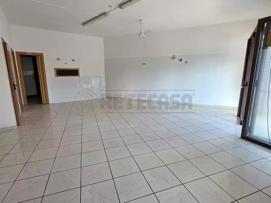 Immagine 3 di Locale commerciale in affitto  a Mercato San Severino